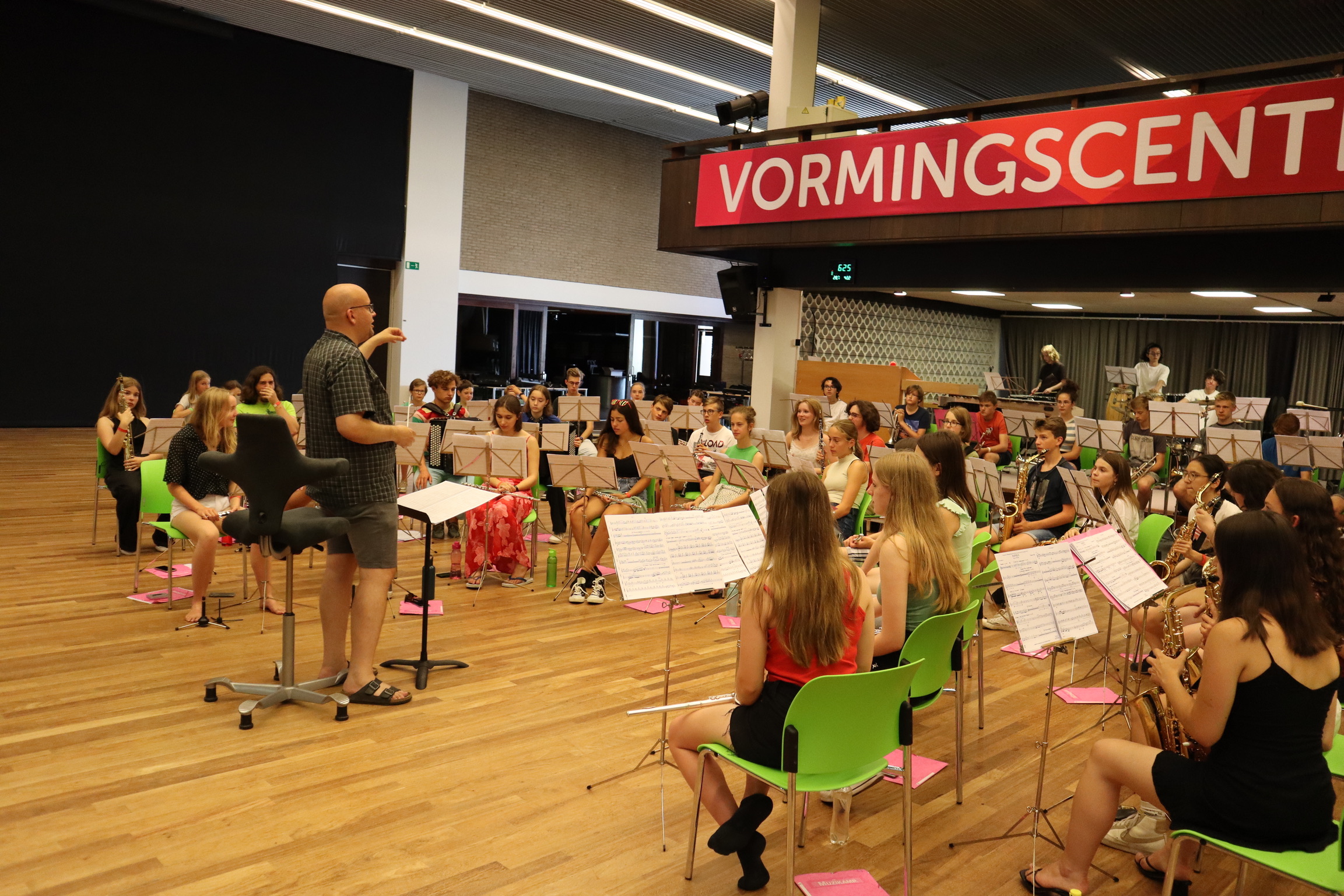 Jongeren maken samen muziek op Muzikamp